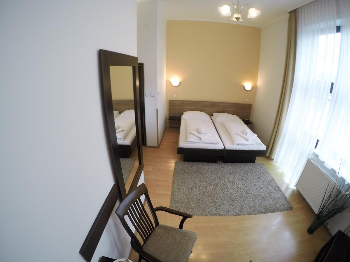 Hotel Faust 德辛 外观 照片